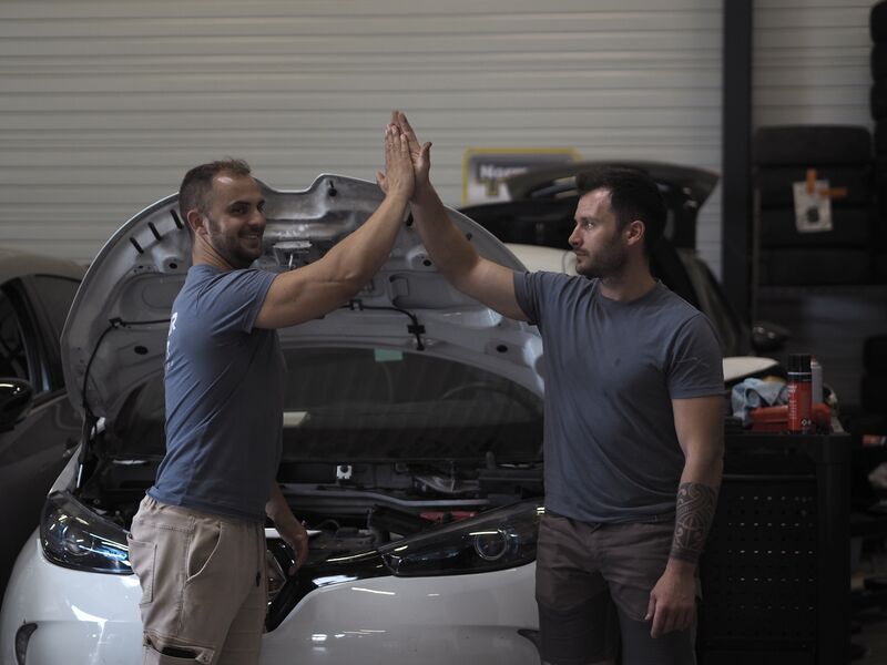 Equipe qualifiée - réparation de véhicule électrique / hybride